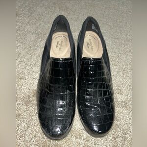 CLARKS Women's Heels Emily Amelia Black Crocodile Patent Leather Pumps Sz 8.5